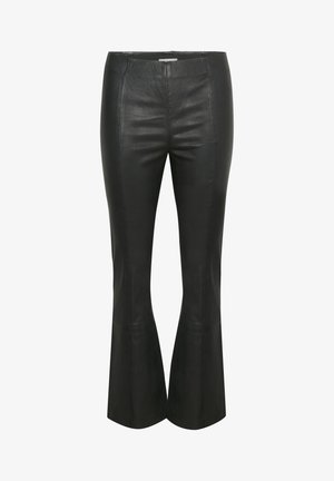 Fekete bőr kicsavart nadrág sima textúrával, magas derékkal és függőleges varratokkal. Az alja fokozatosan bővül.