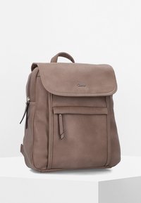 Mochila de cuero marrón con cierre de solapa, bolsillo frontal con cremallera, correas de hombro ajustables y un acabado texturizado. Diseño compacto y estructurado.