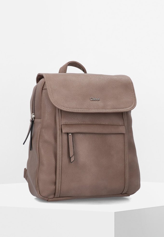 Mochila de cuero marrón con cierre de solapa, bolsillo frontal con cremallera, correas de hombro ajustables y un acabado texturizado. Diseño compacto y estructurado.