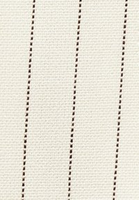 Canvas tyg i krämfärg med växlande vertikala bruna ränder, som visar en strukturerad yta och precisa stygn. 