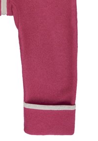 Indumento in feltro rosa con una trama morbida, caratterizzato da un polsino arrotolato bordato di beige chiaro. Il design si concentra su calore e comfort.