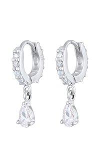Orecchini a cerchio in argento con piccole pietre preziose trasparenti nella metà superiore, che presentano un cristallo a forma di pera pendente da ciascun cerchio.