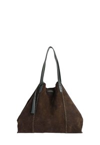 Sac à main en suède marron avec des poignées en cuir noir contrastantes, de forme triangulaire, avec des coutures décoratives et un accent à pompon sur l'une des poignées.