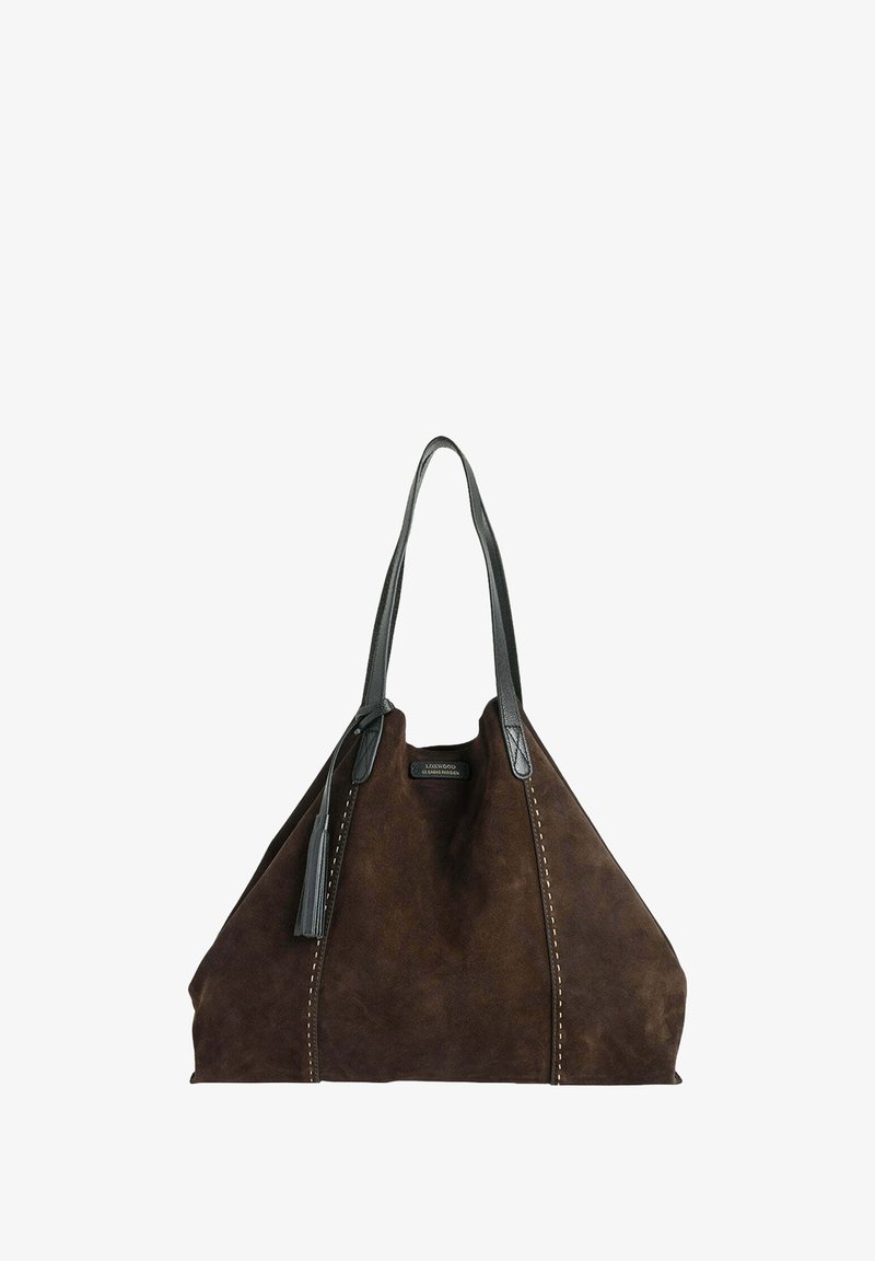 Sac à main en suède marron avec des poignées en cuir noir contrastantes, de forme triangulaire, avec des coutures décoratives et un accent à pompon sur l'une des poignées.