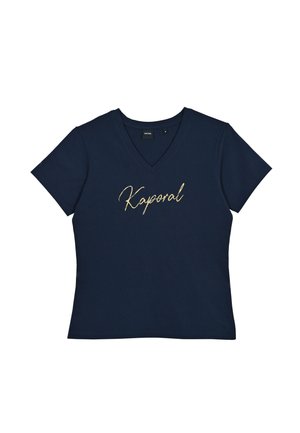 Dunkelblaues Baumwoll-T-Shirt mit V-Ausschnitt, kurzen Ärmeln und goldfarbener Schrift "Kaporal" auf der Vorderseite. Minimalistisches Design.