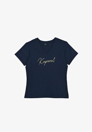 Dunkelblaues Baumwoll-T-Shirt mit V-Ausschnitt, kurzen Ärmeln und goldfarbener Schrift "Kaporal" auf der Vorderseite. Minimalistisches Design.