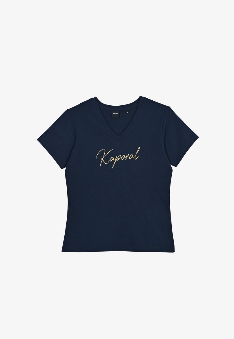 Camiseta de algodón azul marino con escote en V, mangas cortas y letras doradas en forma de script "Kaporal" en la parte frontal. Diseño minimalista.