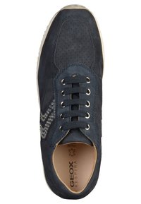 Basket en suède bleu marine avec texture perforée. Présente un accent décoratif et des lacets en tissu avec œillets en métal. Marque Geox à l'intérieur.