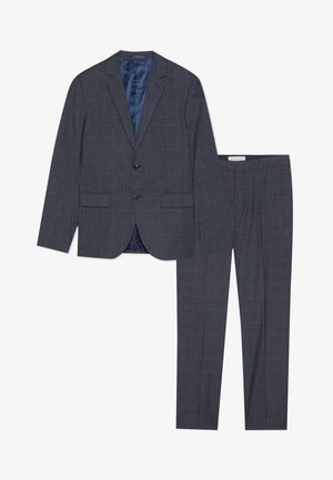 Súprava námorníckeho károvaného obleku s prispôsobeným sakom na dva gombíky, so zahnutými klopami a nohavicami s plochým predným dielom. Viditeľná hladká saténová podšívka.