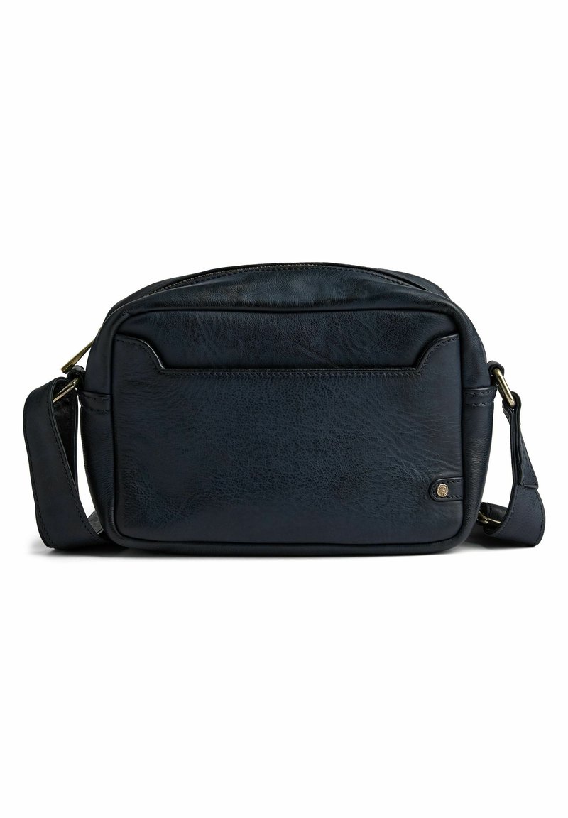 Jūras spēku zīda ādas crossbody soma ar struktūru, augšējo rāvējslēdzēju, priekšējo kabatu un regulējamu siksnu. Mazs zeltīts aksesuārs.