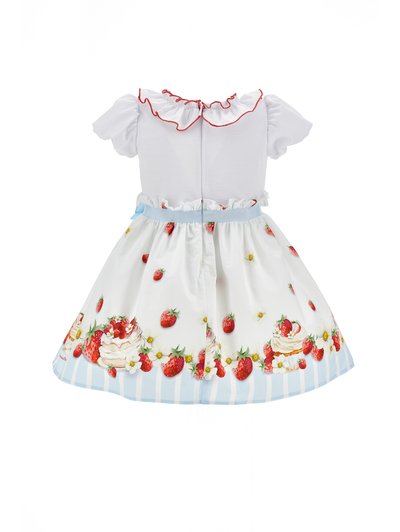 Λευκό φόρεμα με κοντά μανίκια, γιακά με βολάν περιμετρικά και κόκκινο περίγραμμα, μπλε ζώνη στη μέση και φούστα με στάμπα φράουλες, λουλούδια και κρεμώδη γλυκίσματα σε μπλε ρίγες.