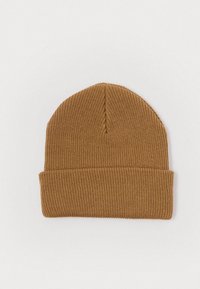 Gorro de malha castanho com aba vira e um padrão canelado texturizado. A parte superior afunila-se para um pico arredondado.