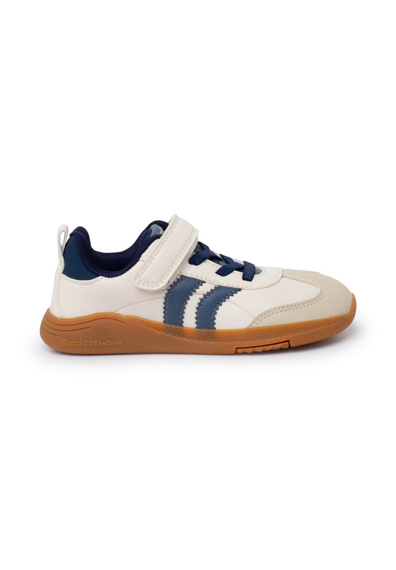 Scarpa sportiva bianca con accenti blu navy, caratterizzata da tre strisce blu navy, una cinghia a strappo e una suola in gomma color gommato.