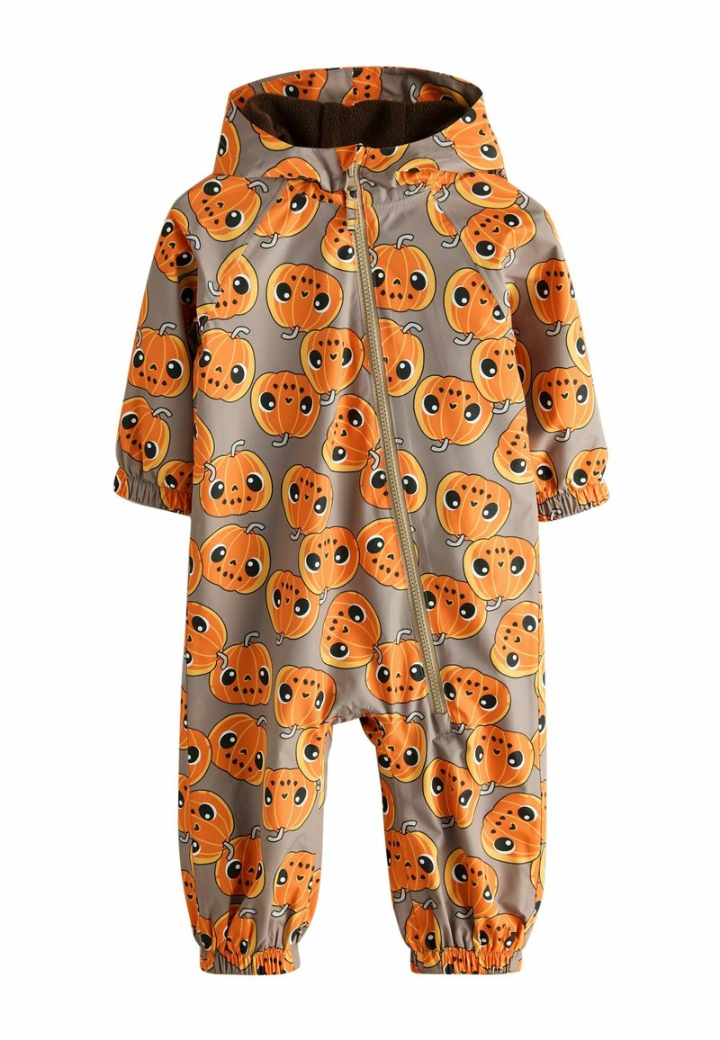 Ensemble de pluie à motifs de citrouille en gris avec un design orange et noir. Comprend une capuche, des poignets élastiques et une fermeture éclair à l'avant pour un enfilage facile.