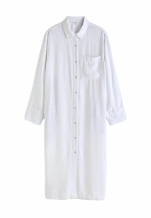 Vestido camisa blanco largo con botones, mangas largas, bolsillo en el pecho y cuello clásico sobre un fondo liso.