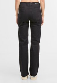 Zwarte denim broek met een rechte snit, een gemiddelde taillehoogte en twee achterzakken. Heeft een stevige tailleband en subtiele stikseldetails.