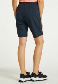 Marineblauwe sportshorts met een elastische tailleband, gemaakt van lichtgewicht stof, met een gladde structuur en zijzakken.