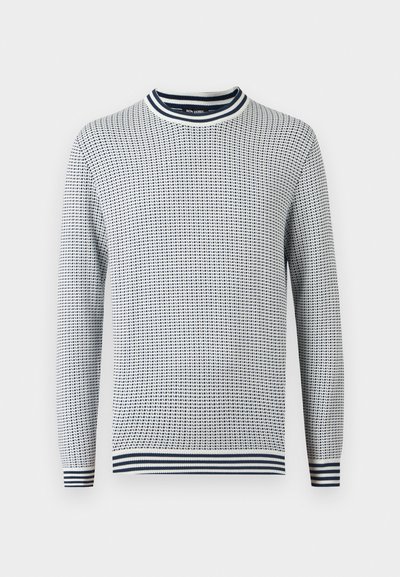 Sweter dzianinowy w biało-granatowe paski z teksturowanym wzorem, okrągłym dekoltem, długimi rękawami oraz ściągaczami przy mankietach i u dołu.