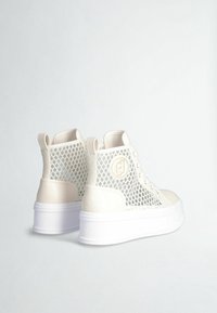 Hoge sneakers van lichtcrème synthetisch materiaal met een mesh-paneel, witte plateauzool en een reliëflogo op de achterkant.