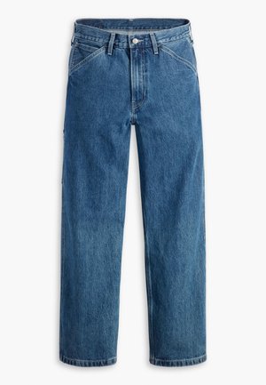 Jean en denim bleu à jambes droites avec poches avant, passants pour ceinture, bouton métallique et fermeture éclair sur fond blanc.