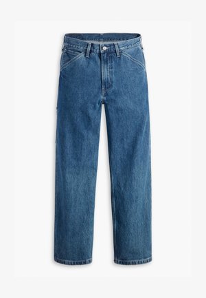 Jean en denim bleu à jambes droites avec poches avant, passants pour ceinture, bouton métallique et fermeture éclair sur fond blanc.