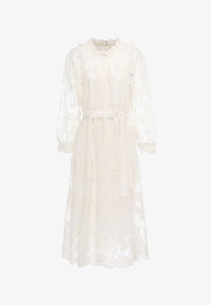 Lang hvid blonderkjole med gennemsigtige lange ærmer, høj flæsekrave, taljebånd og blomsterbroderi på stoffet.