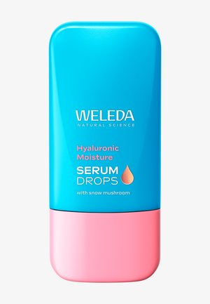 Krople serum Weleda w jasnoniebieskim i różowym pojemniku. Posiadają zaokrąglone krawędzie, wytłoczone logo oraz napisy wskazujące na nawilżenie kwasem hialuronowym i grzybem śnieżnym.
