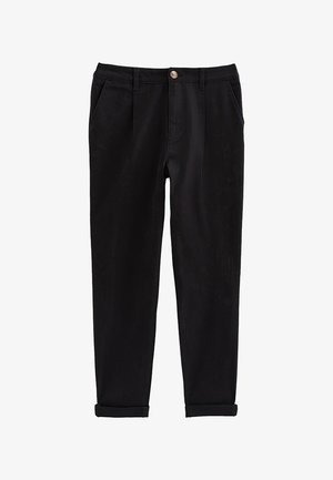 Pantalones negros de corte ajustado con bolsillos delanteros, trabillas para cinturón, cierre de botón y dobladillos enrollados.