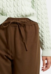 MADELEINE MIT ELASTISCHEM SCHLUPFBUND - Broek - nut