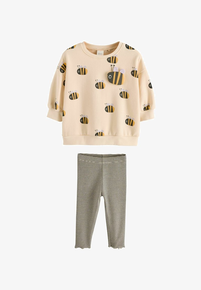 Oblečenje za malčke s tančnim dolgim rokavom bež barve z motivom čebel in 3D detajlom čebele ter črno-belimi črtastimi pajkicami z nabranimi robovi.