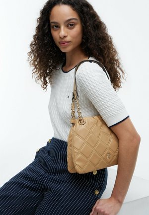 Tommy Hilfiger, TOMMY HILFIGER TH MONOGRAM QUILTED TOTE BAG - Bolso de mano - classic khaki