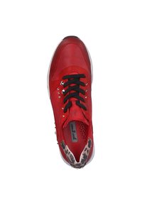 Baskets en cuir rouge avec lacets noirs, clous argentés et un accent imprimé léopard sur le talon. Tige texturée avec perforations.