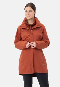 Giacca impermeabile rossa con colletto alto, chiusura con zip e tasche laterali. Presenta un logo sul petto e una vestibilità ampia e comoda.