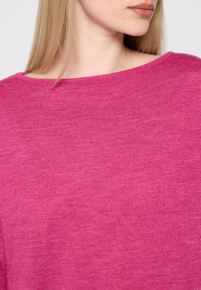 Pull en tricot fuchsia avec un col large, tissu texturé et coupe décontractée. Doté de manches longues et de coutures lisses.