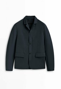 Giacca di un navy scuro realizzata in tessuto liscio. Presenta un rever a punta, due tasche frontali e una chiusura con un solo bottone. Design minimalista.