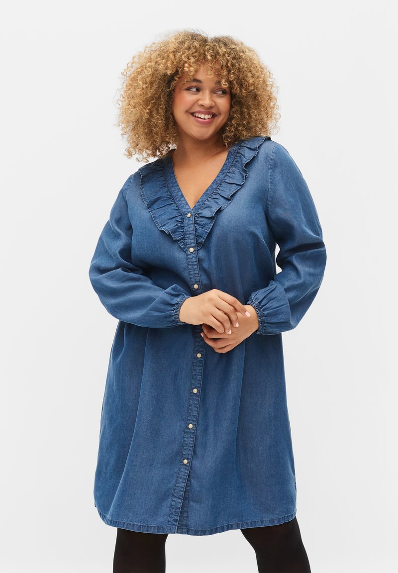 Zizzi WITH VNECKLINE AND RUFFLES Robe en jean blue denim/bleu