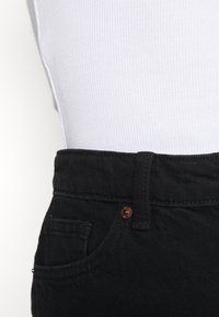Monki Shorts vaqueros - black