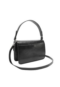Czarna skórzana torebka na ramię o usztywnionym kształcie, wyposażona w górną rączkę, regulowany pasek oraz minimalistyczny design. Gładka faktura, bez wzorów.