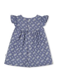 Robe violette en tissu texturé, ornée de formes gris clair. Présente des manches à volants et une fermeture à boutons à l'arrière.