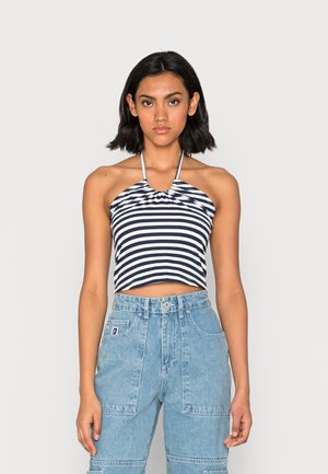 Top de halteres listrado em tecido canelado azul-marinho e branco; design cropped. Combinado com calças cargo de denim azul-claro de cintura alta com bolsos.