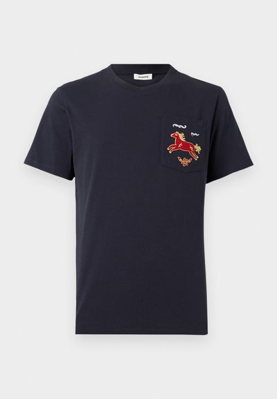 Camiseta de manga corta azul marino con un bolsillo en el pecho que presenta un caballo rojo bordado y elementos decorativos.