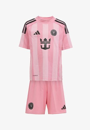 Completo da calcio rosa con un design a strisce, maniche corte, dettagli neri e logo sul petto. Realizzato in tessuto leggero e traspirante.