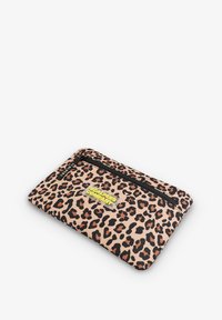 Funda con estampado de leopardo sobre un fondo rosa, con cremallera negra y logotipo amarillo. Hecha de un tejido resistente, presenta una forma rectangular plana.