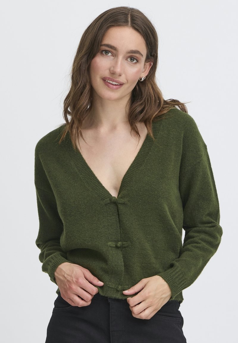 Cardigan verde in misto lana con scollatura a V, chiusura a bottoni e dettagli a costine. Ha maniche lunghe e una vestibilità comoda.