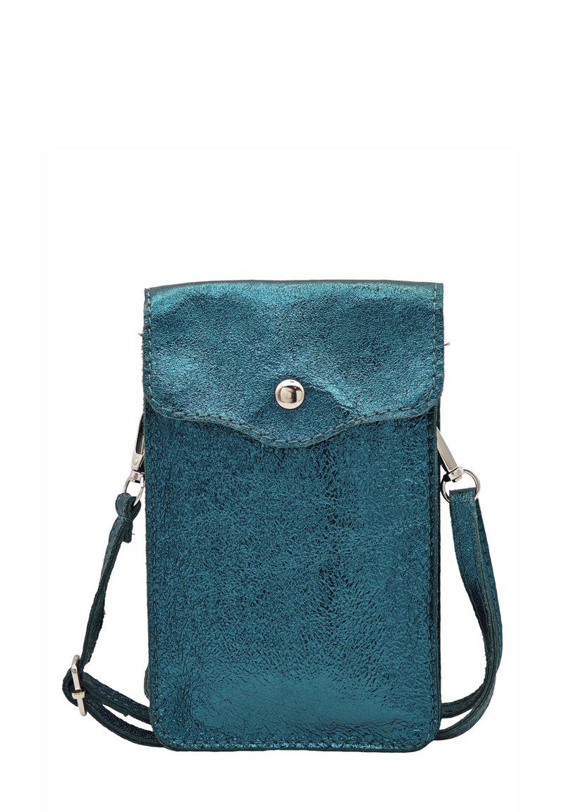 Sac bandoulière en simili cuir métallisé turquoise avec fermeture à rabat, bouton-pression et bandoulière réglable. Texture lisse avec une légère brillance.
