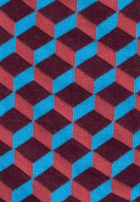 Tkany materiał z geometrycznym wzorem wzajemnie przenikających się sześcianów w kolorach czerwonym, niebieskim i ciemnofioletowym. Tekstura wydaje się gładka i jednolita.