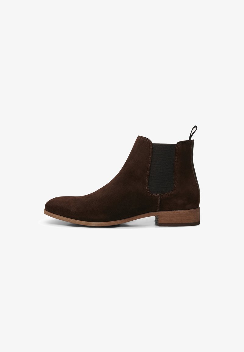 Bottes cheville en daim marron avec panneaux latéraux élastiques, bout arrondi et talon en bois. Elles disposent d'une languette à l'arrière pour un enfilage facile.