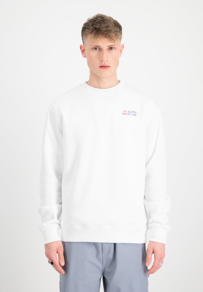 Biała bluza typu crewneck wykonana z mieszanki bawełny, z małym, wielokolorowym logo na piersi. Gładka faktura, luźny krój.