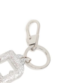 Porte-clés en métal argenté avec un fermoir en forme de homard et un charme scintillant en argent en forme de carré avec une découpe en forme de serrure.