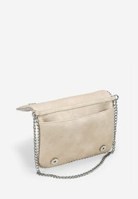 Bolso de mano de cuero beige con un acabado texturizado, correa de cadena y dos acentos de botón plateado. Cuenta con un único bolsillo trasero.